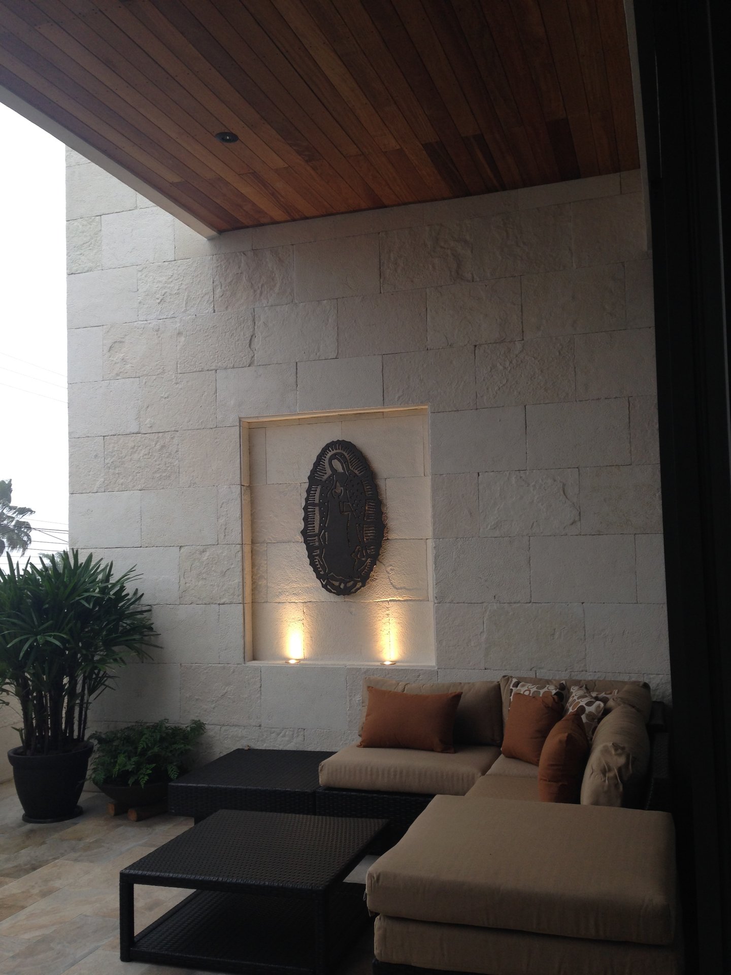 Terraza lounge con muro de piedra — Cachay
