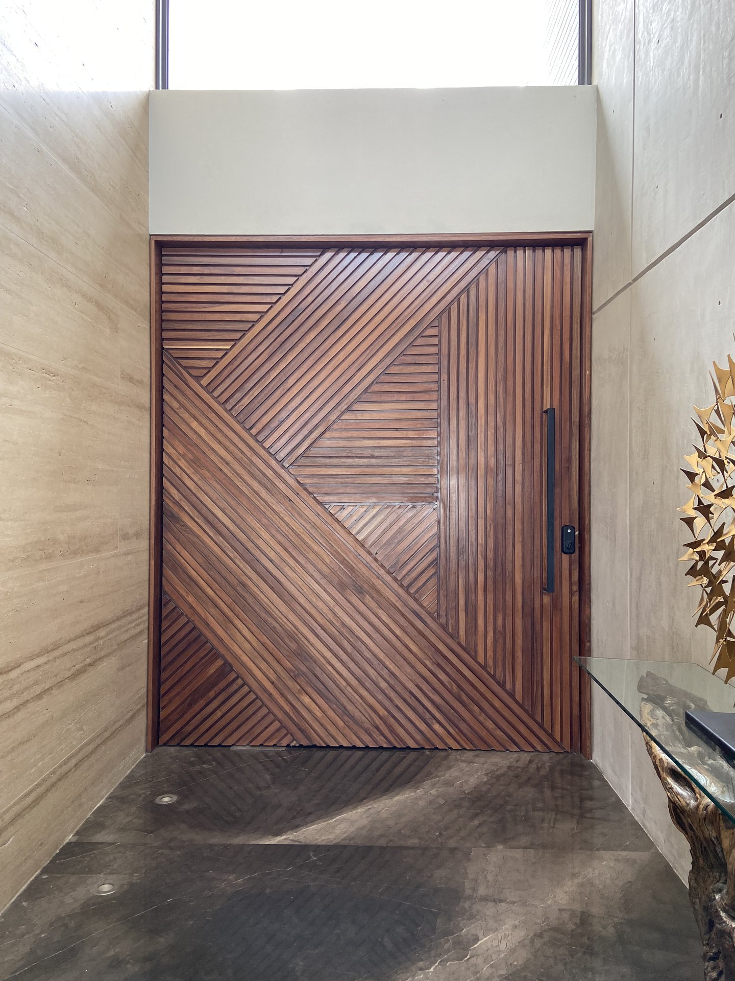 Puerta de madera maciza con diseño geométrico — Cachay