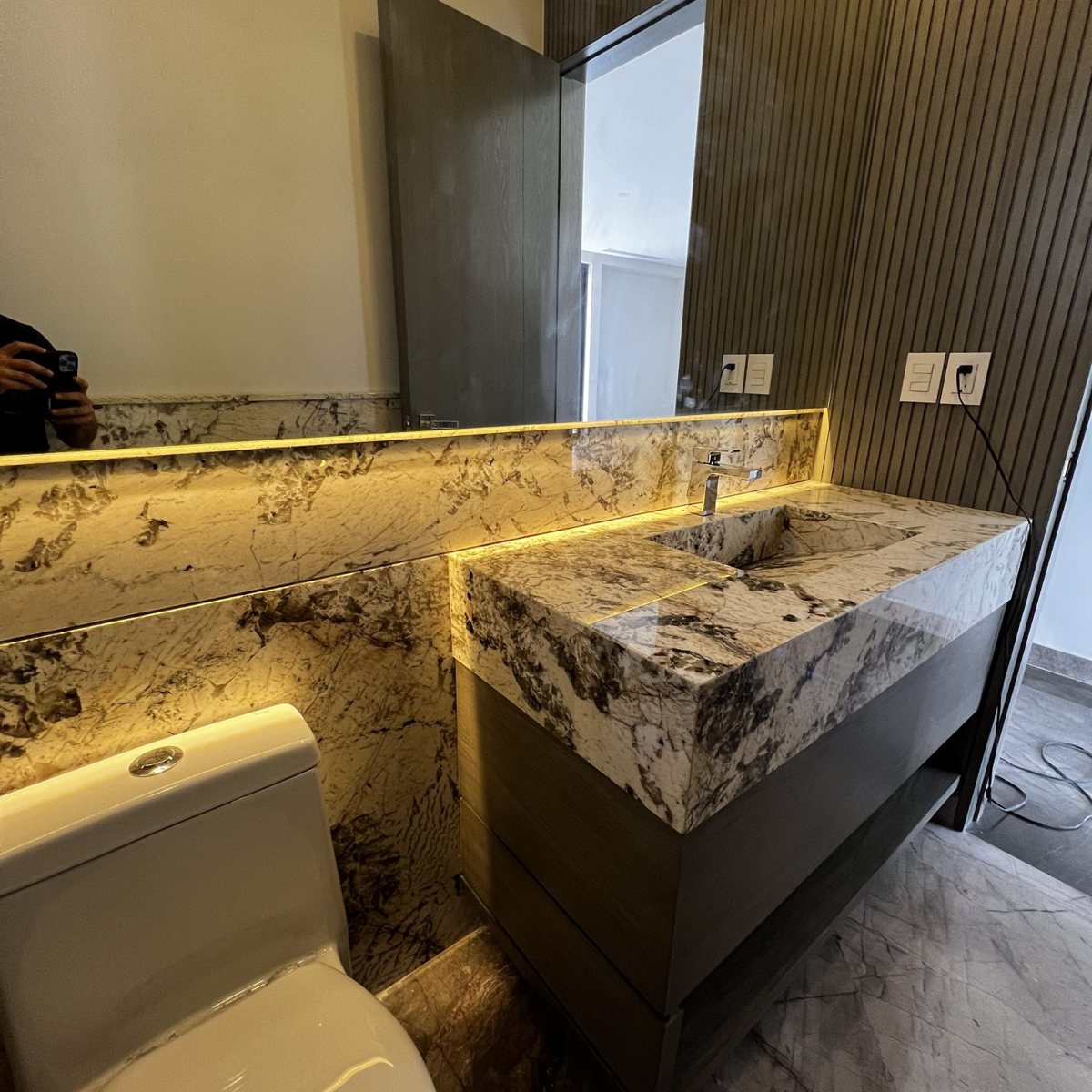 Baño con acabados en mármol — Cachay