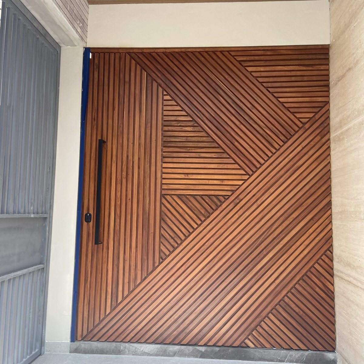 Puerta principal con herrería fina — Cachay