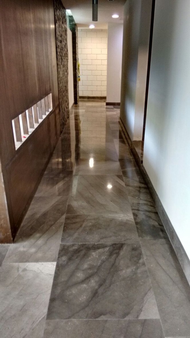 Pasillo con piso de mármol pulido — Cachay