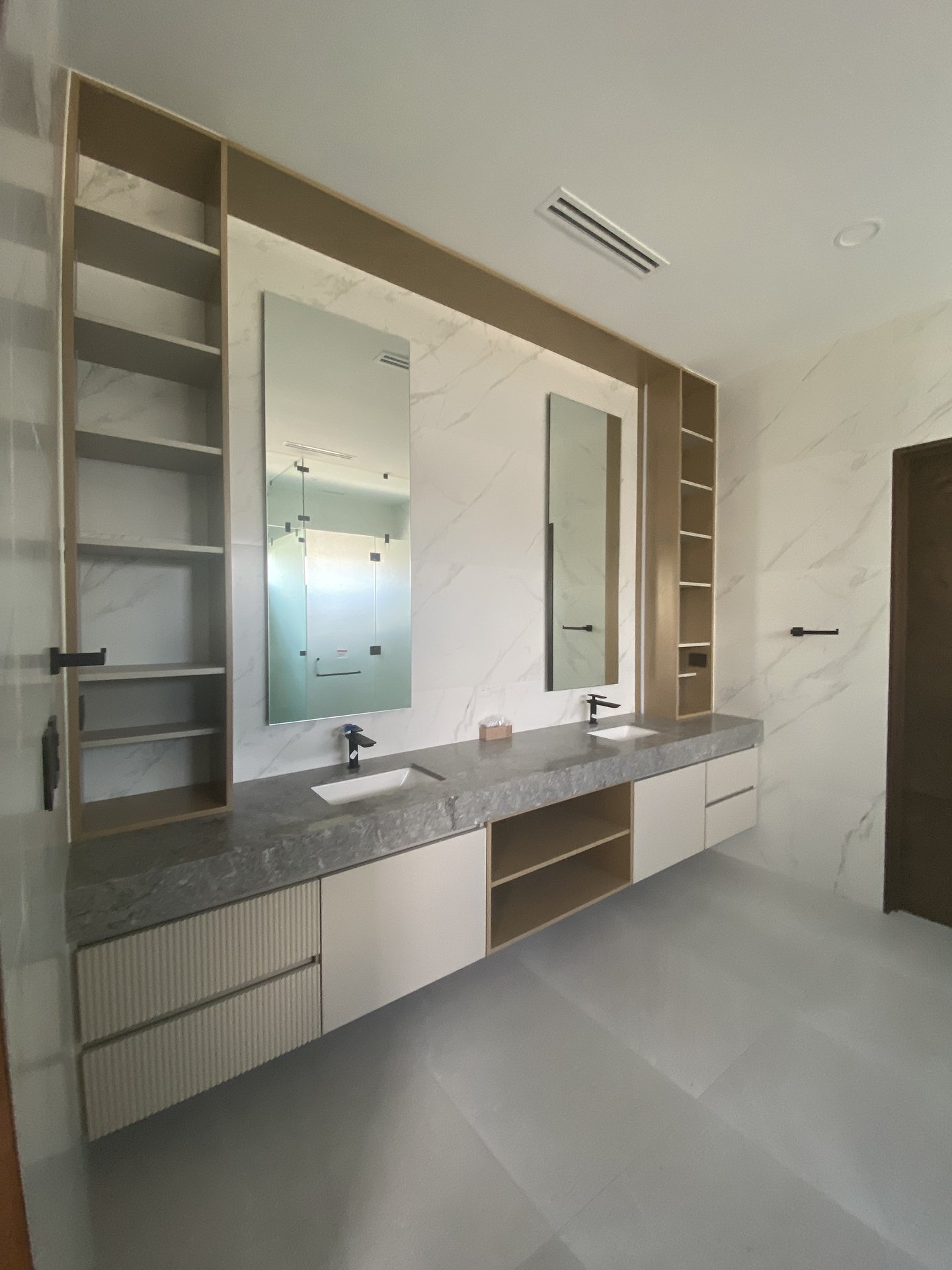 Baño principal con vanity de mármol y doble lavabo — Cachay