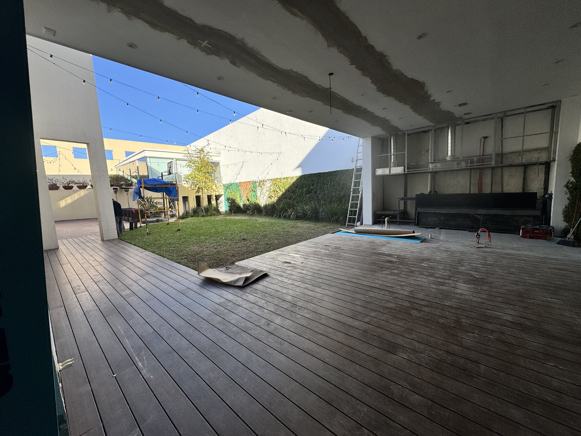 Terraza con deck de madera y jardín integrado — Cachay