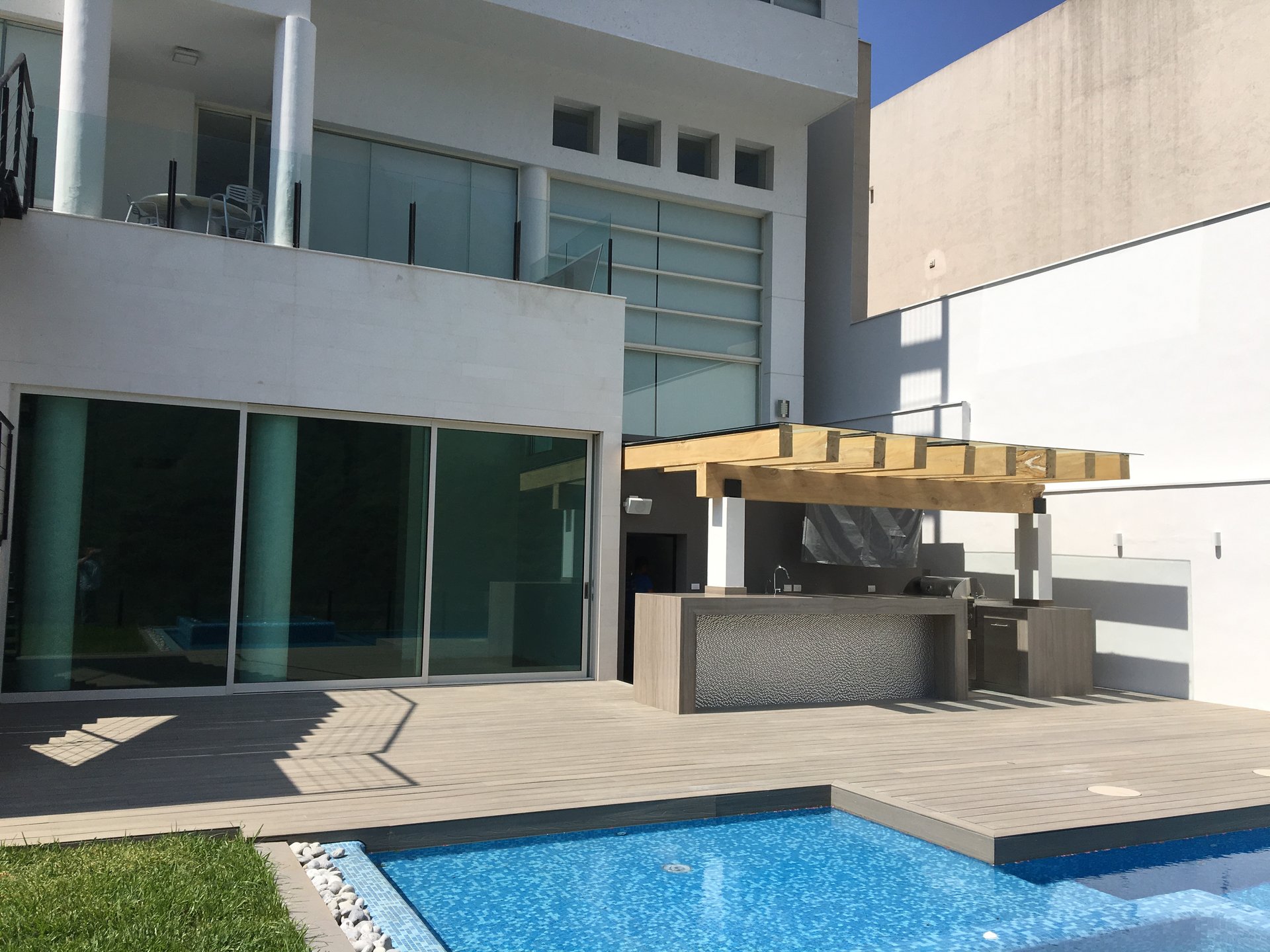 Terraza con alberca y área de asador — Cachay